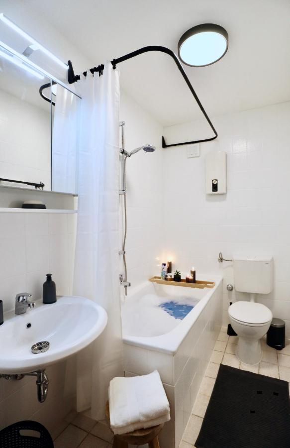 Sapphire Apartment: Free Parking + Netflix + Bathtub Essen Buitenkant foto